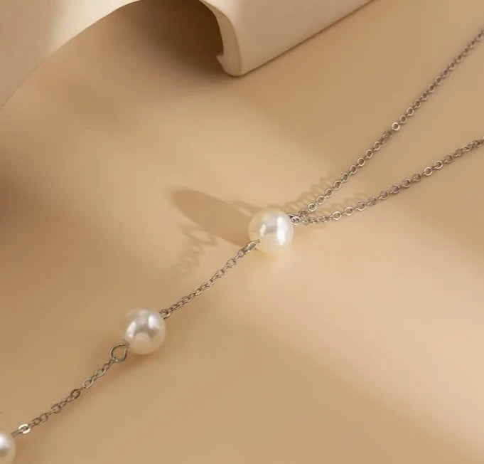 Necklace with long thin chain with pearls