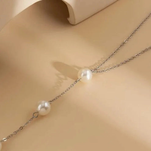 Necklace with long thin chain with pearls